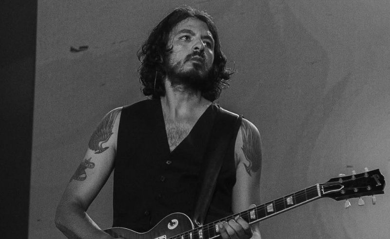 "هواري يقدم أولى ألبوماته المنفردة في "حكايات نص الليل