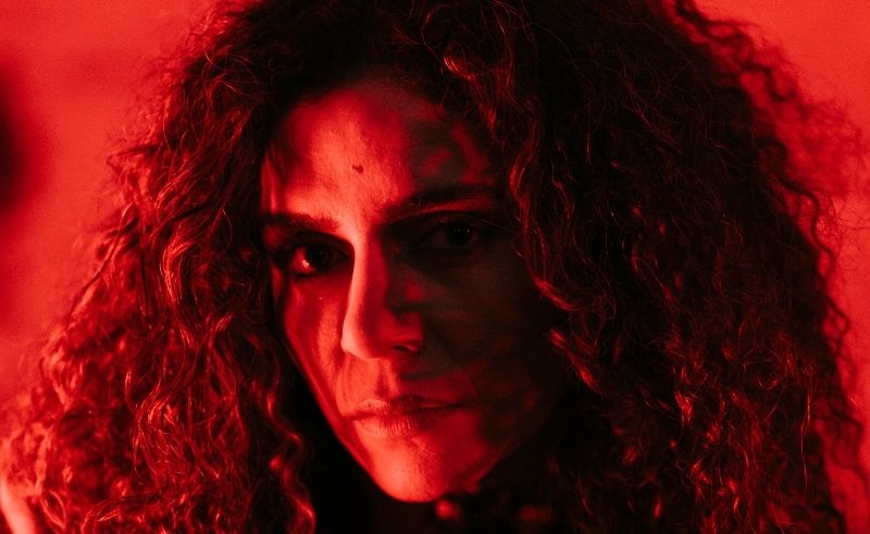 "سارة مول البلاد ترسم عالمها الموسيقي بين الفولك والسول في "توحشتك