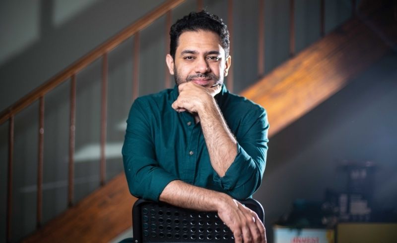 من التتر إلى التوتر.. كيف شكّل خالد الكمّار هوية “عين سحرية” موسيقيًا