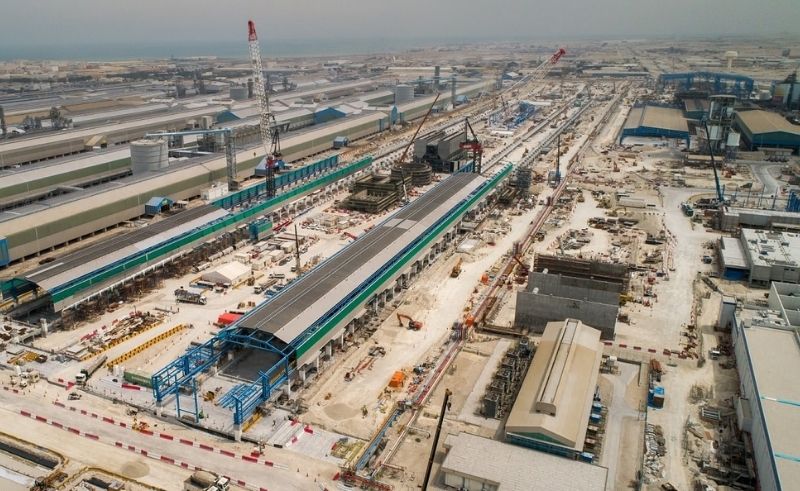 One Injured After Falling Debris Hits Facility in Abu Dhabi’s Musaffah