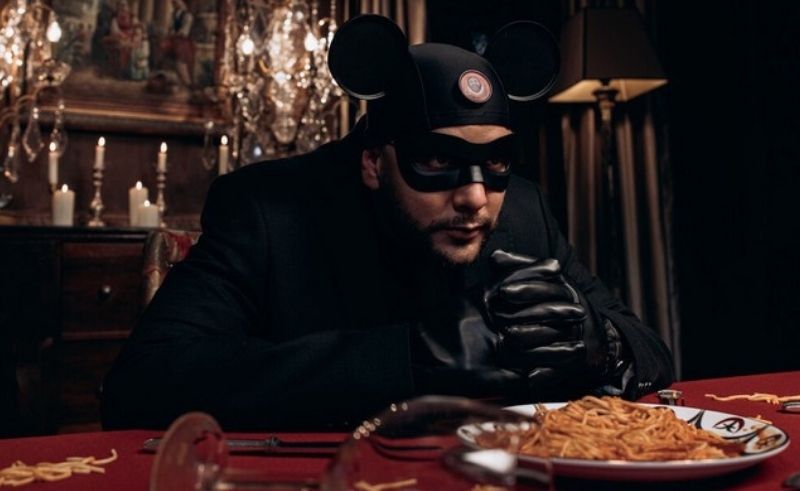 دراجانوف يقدّم "بافاروتي".. براند سباجيتي خيالي في كليب جديد