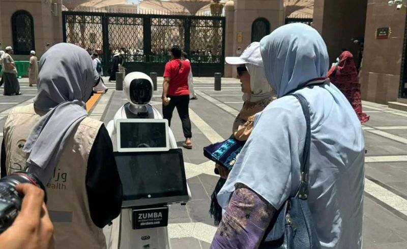 Smart Robot Service for Pilgrims Powers On in Madinah