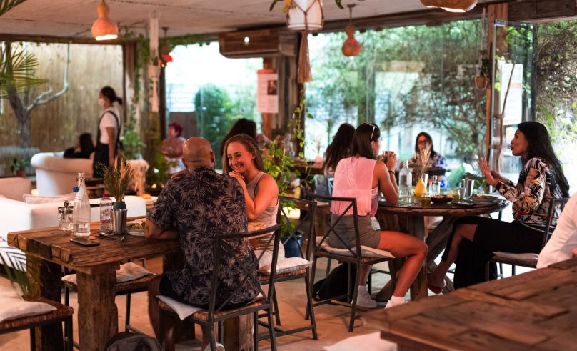 This Dubai Café Hosts Phone-Free Meetups to Help Visitors Reconnect