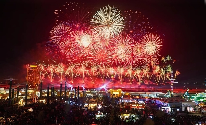 Al Ain City Sets Record for Longest Fireworks Chain on Eid Al Etihad