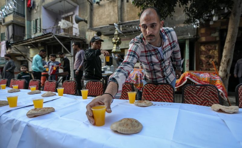 Free Permits Issued for Ramadan Charity Tables in Cairo