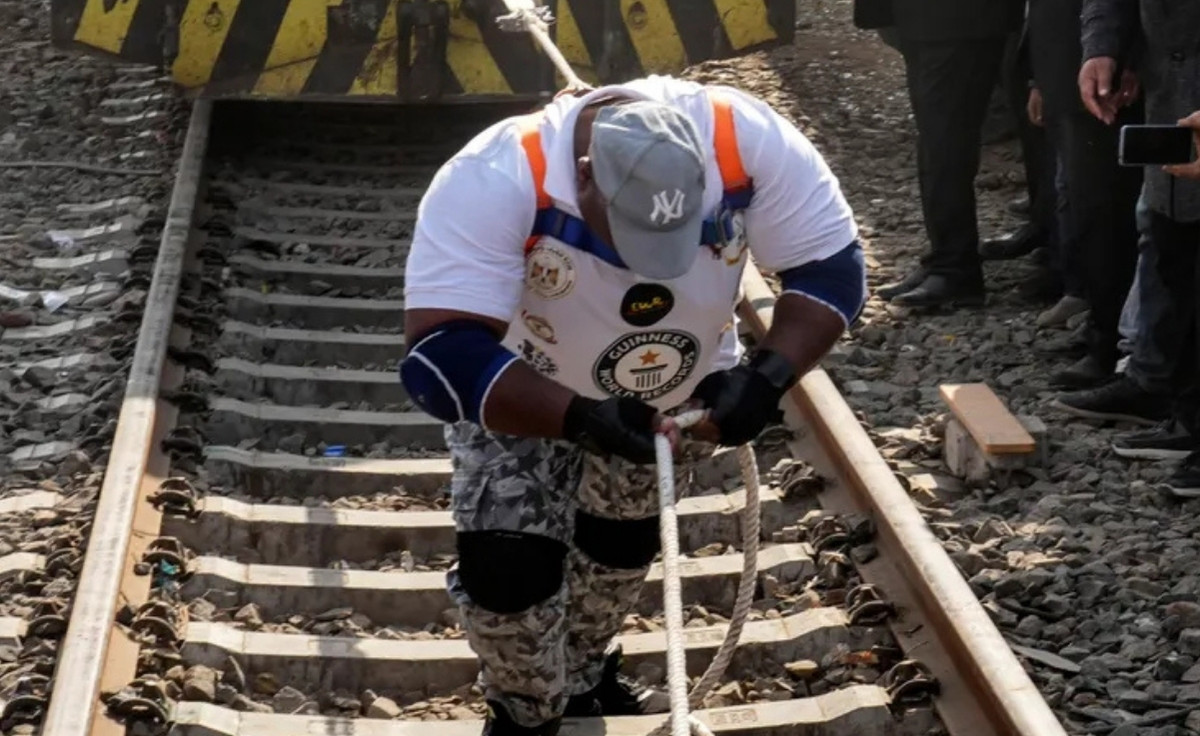 Egyptian Wrestler Pulls 279-Ton Train With His Teeth Setting 3 Records