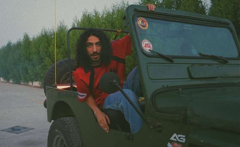 أحمد سانتا راجع بعد ٦ شهور بـ "وردة".. تراك بيجمع بين البارات التقيلة 