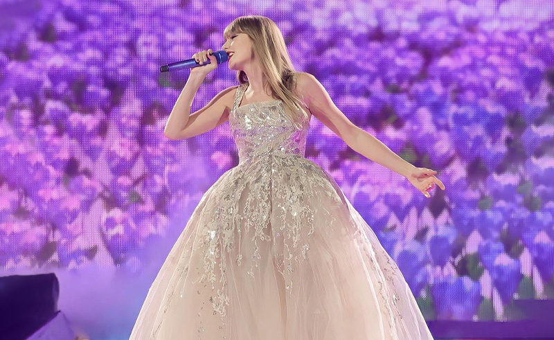 Taylor Swift Looks Attractive In Gowns & These Pics Are Perfect Examples Of  It